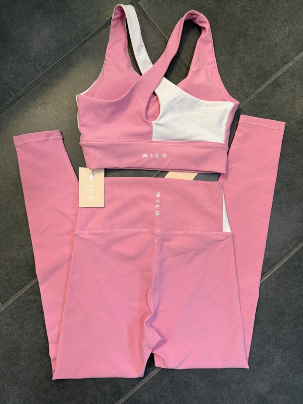 Wilo Women's Pink V Colorblock Active Leggings & Sports Bra Set - Picture 3 of 12